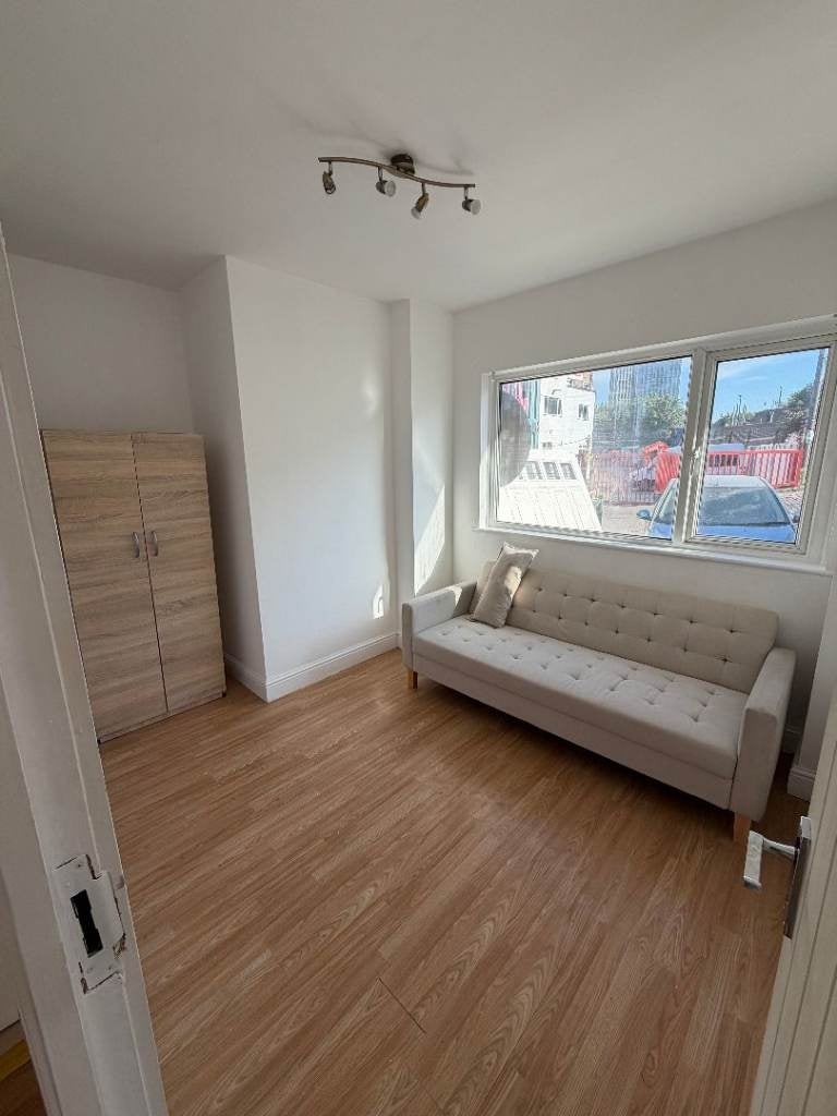 Flat Canning Road in Greater London