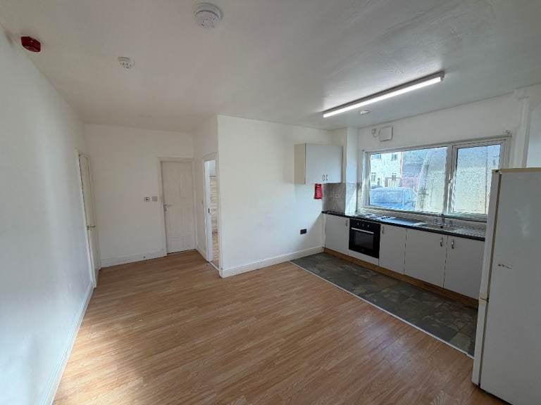 Flat Canning Road in Greater London