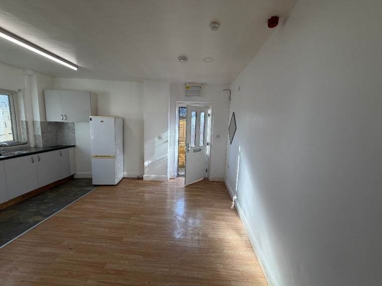 Flat Canning Road in Greater London