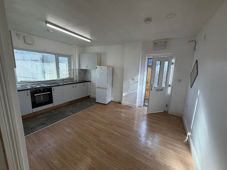 Flat Canning Road in Greater London