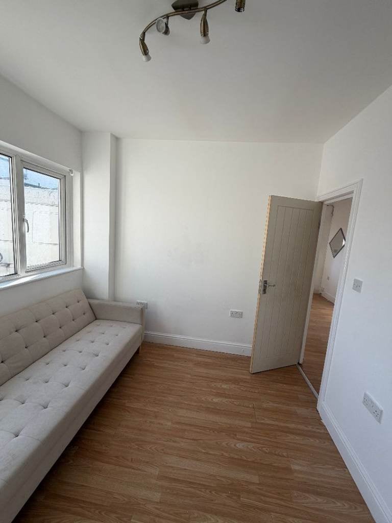 Flat Canning Road in Greater London