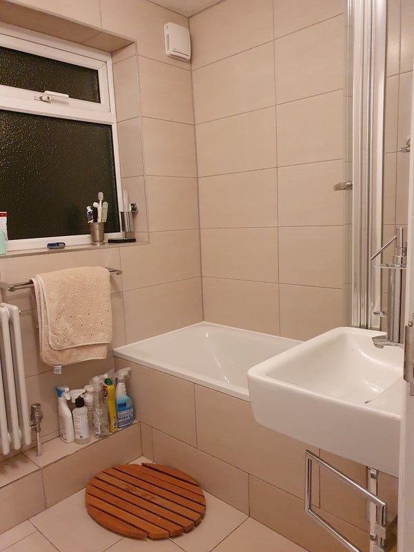 Room Avenue Road in Greater London