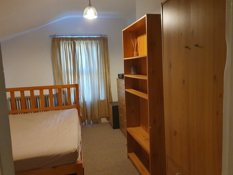 Room Avenue Road in Greater London