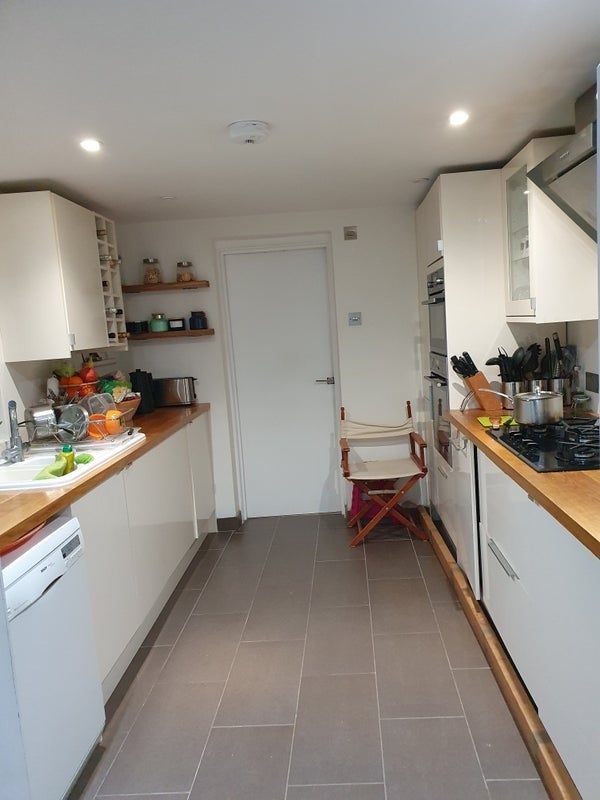 Room Avenue Road in Greater London