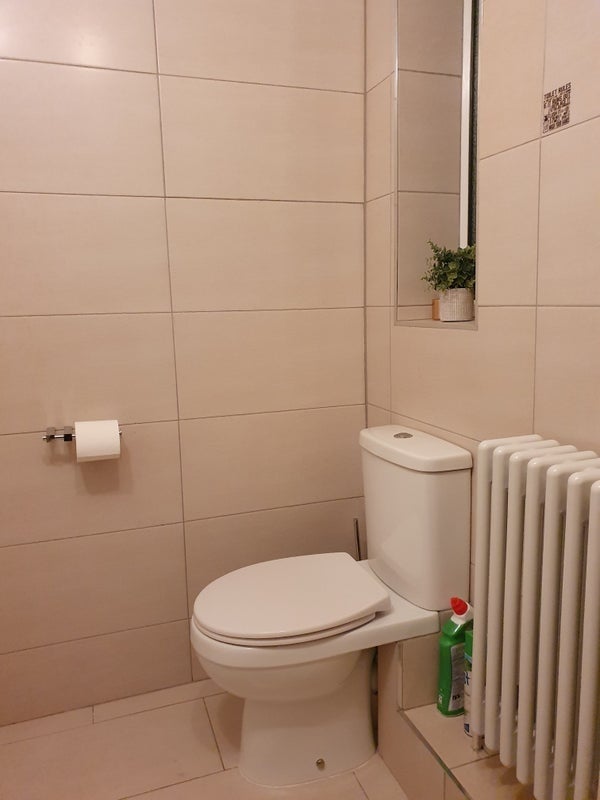 Room Avenue Road in Greater London