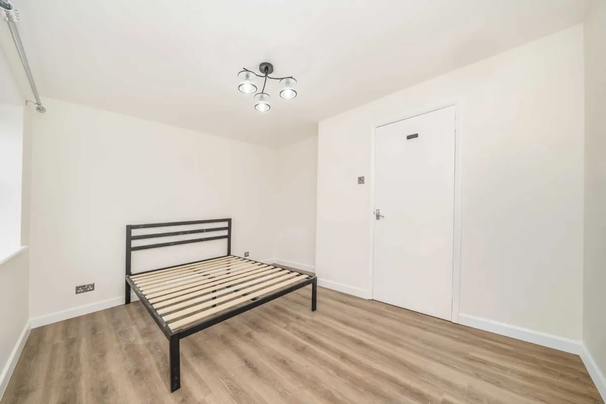 Flat Henry Doulton Drive in Greater London