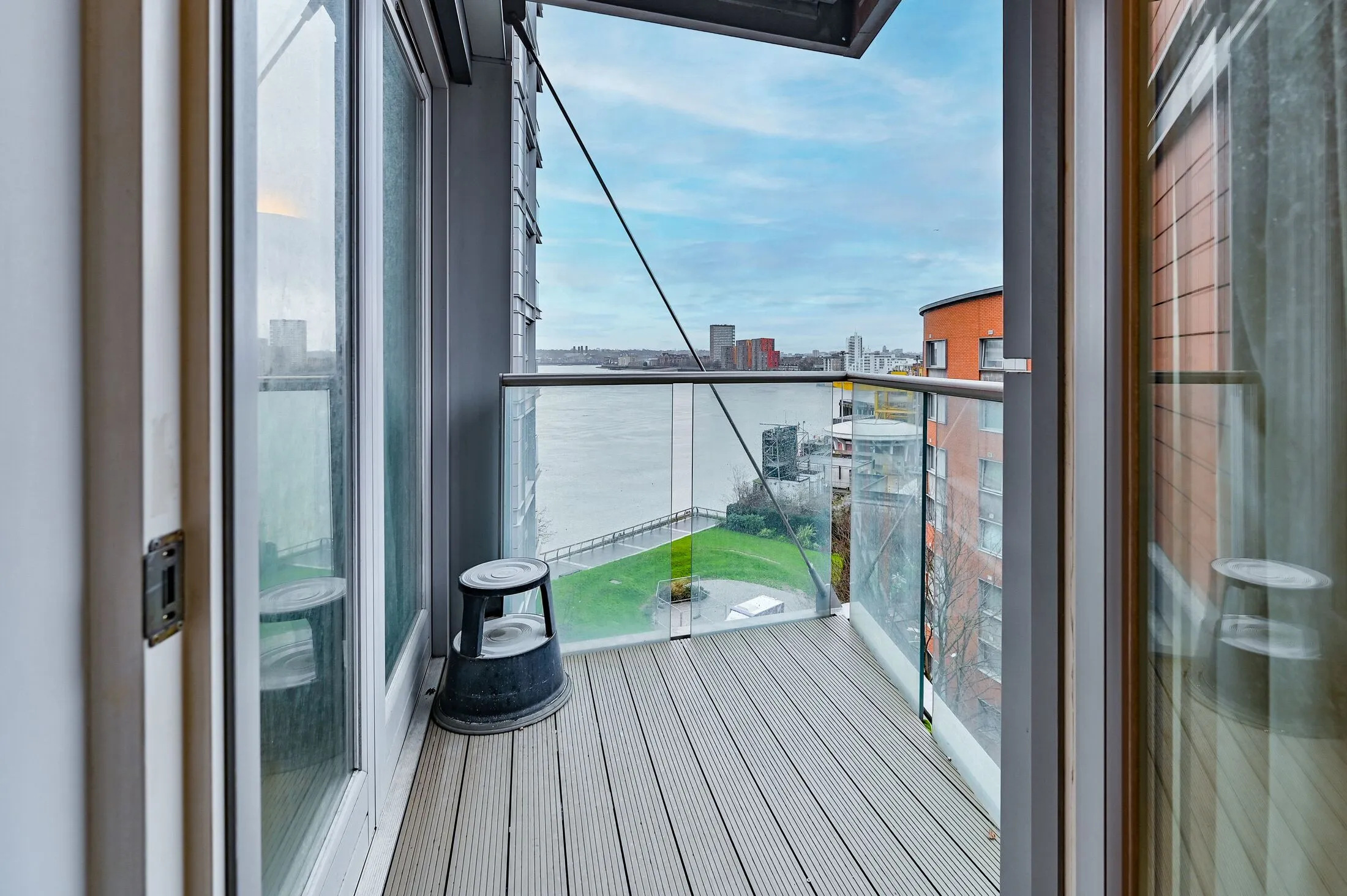 Flat Fairmont Avenue in Greater London