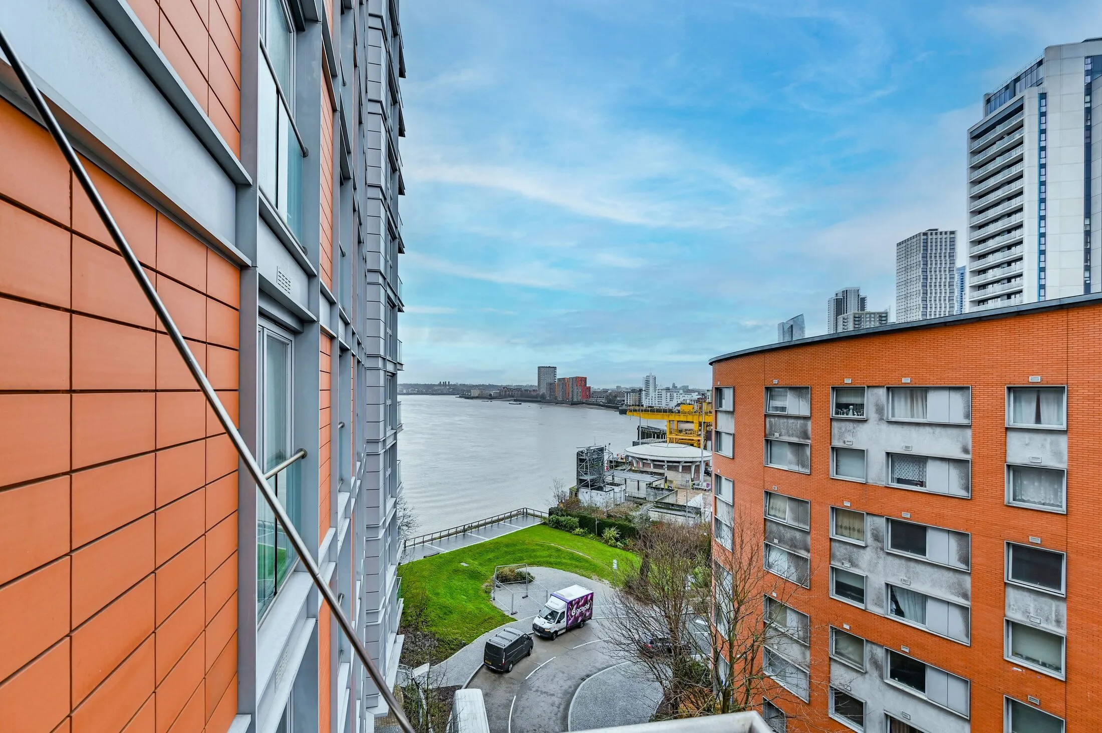 Flat Fairmont Avenue in Greater London
