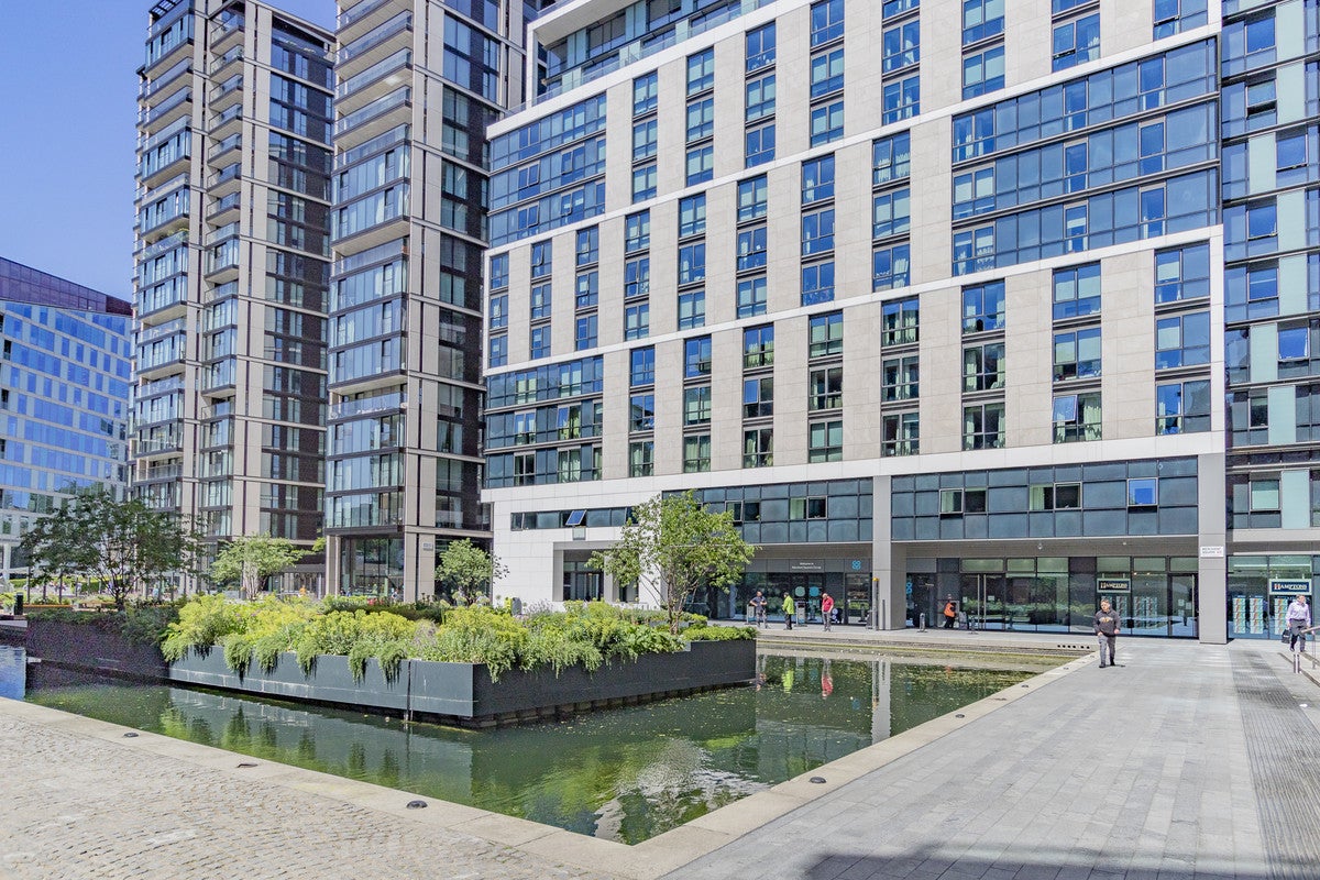 Flat Harbet Road in City of Westminster