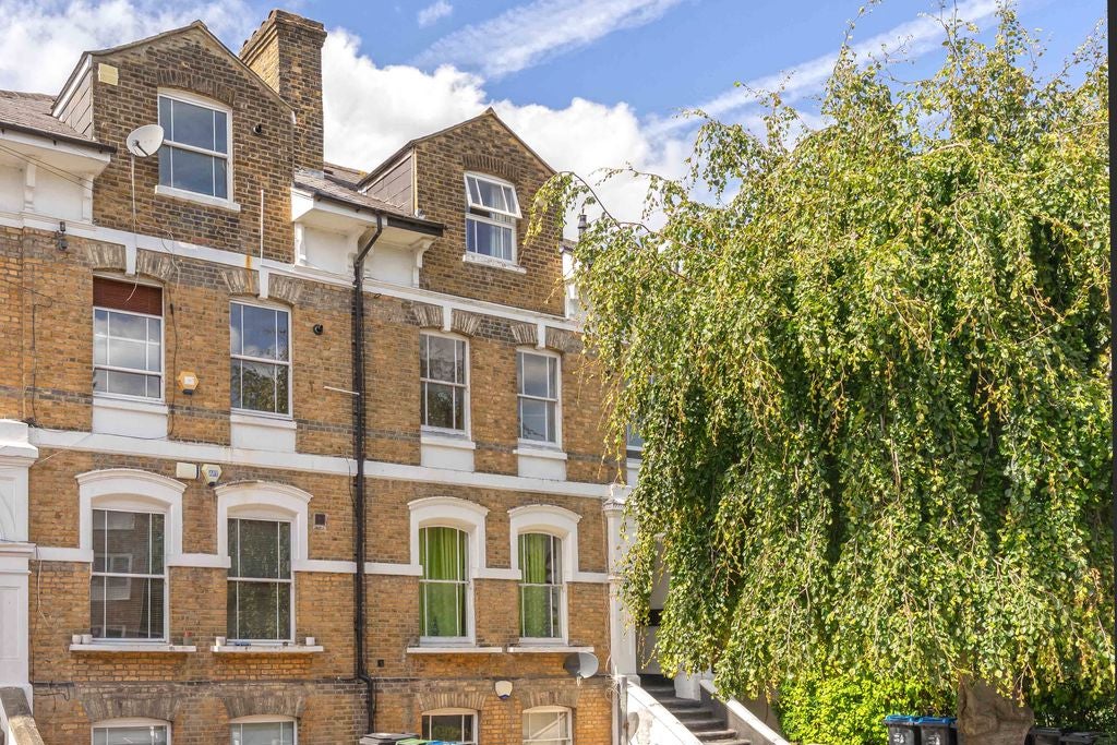 Flat Outram Road in Greater London