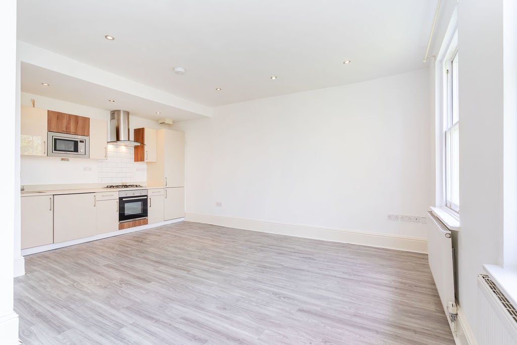Flat Outram Road in Greater London