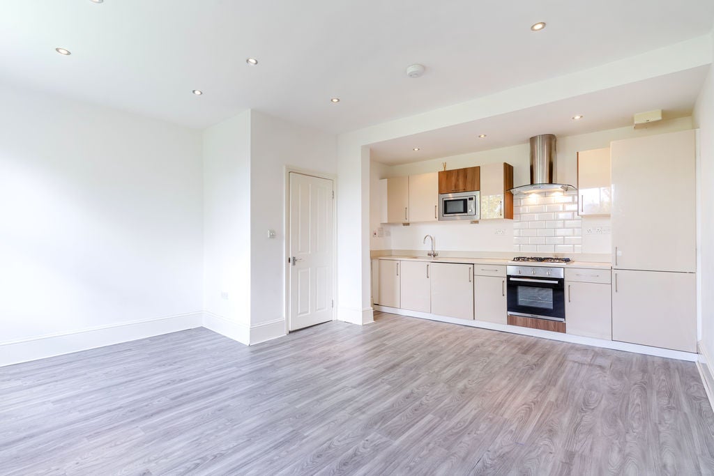 Flat Outram Road in Greater London