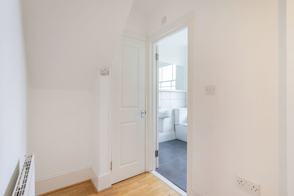 Flat Outram Road in Greater London