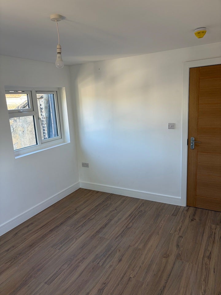 Flat Manbey Grove in Greater London