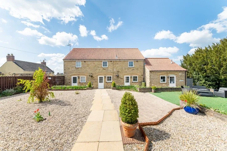 Flat Sutton Road in Sutton-under-Whitestonecliffe
