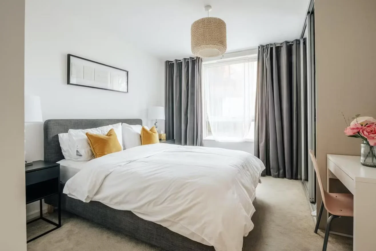Flat Troubridge Square in Greater London