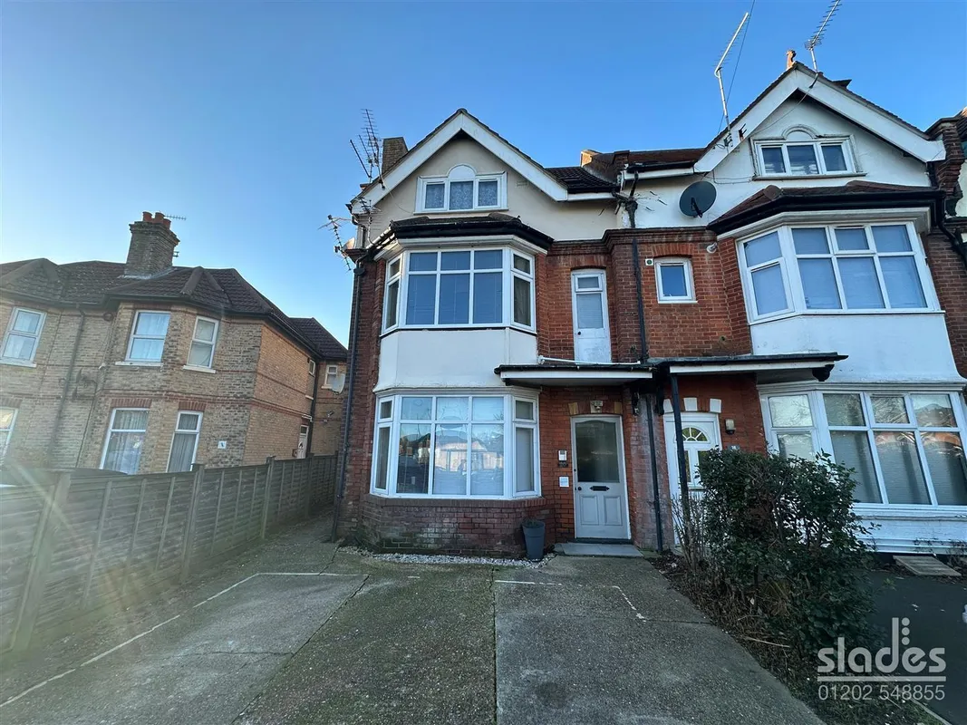 Flat Alumhurst Road in Bournemouth