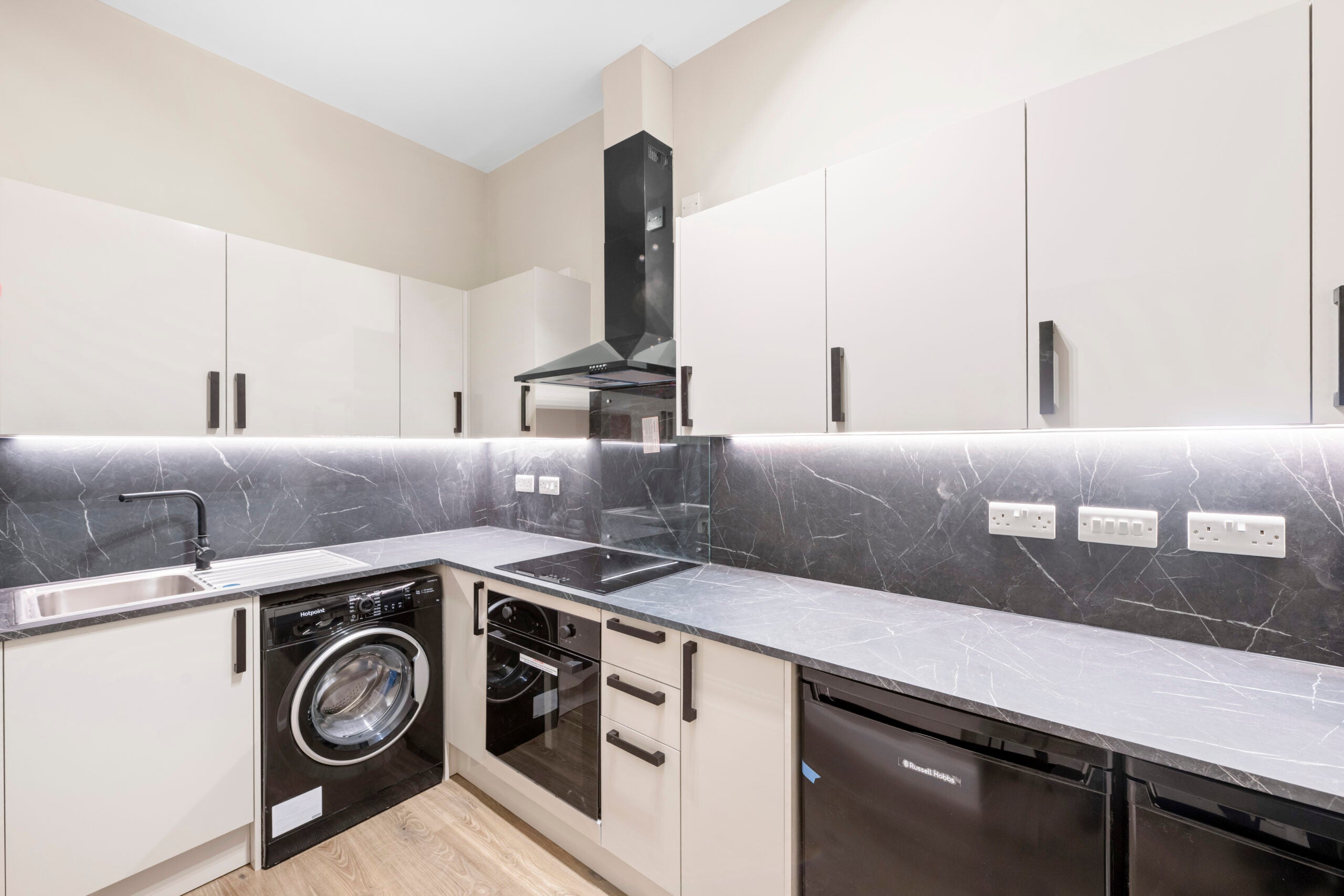 Room Finlay Drive in Glasgow