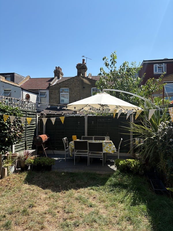 Room Livingstone Road in Greater London