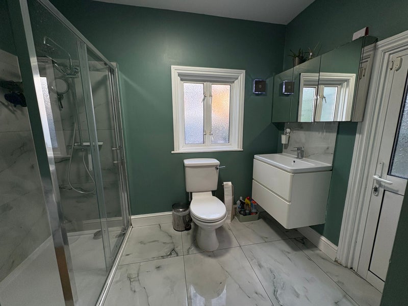 Room Livingstone Road in Greater London