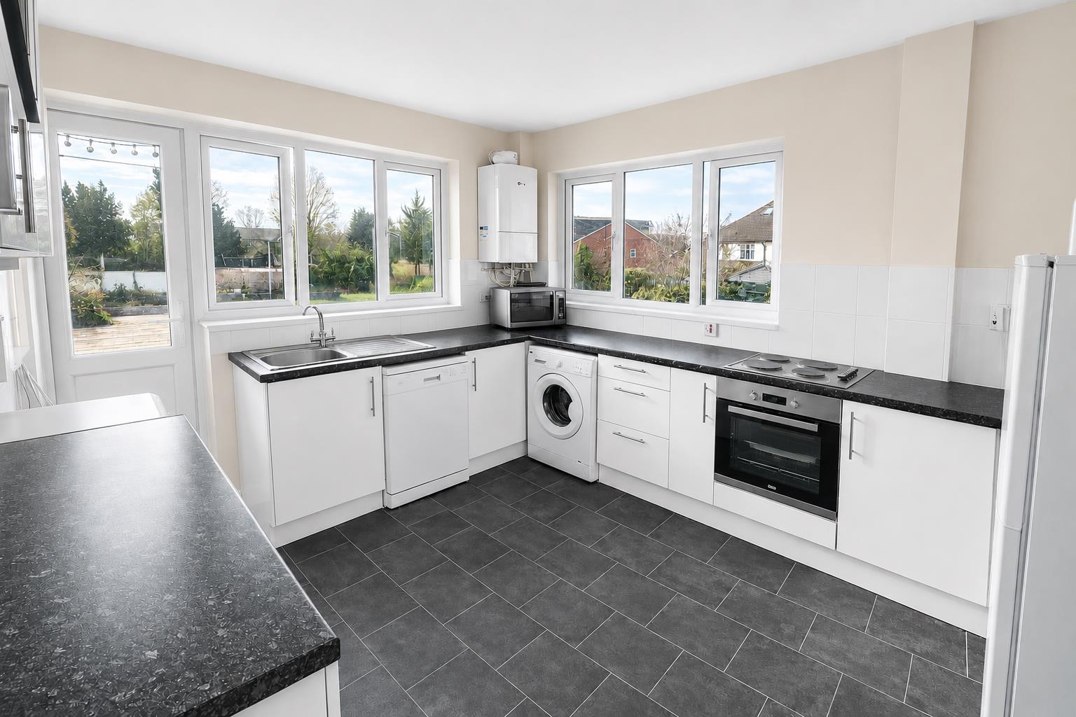 Flat Bathurst Walk in Richings Park