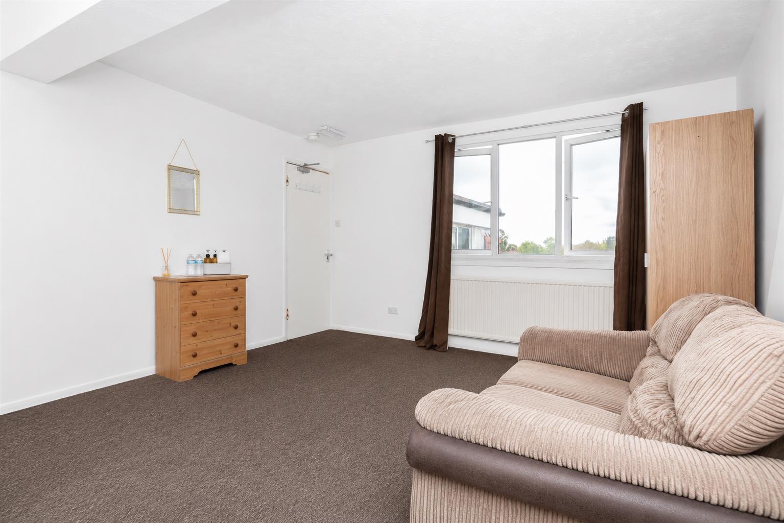 Flat Bathurst Walk in Richings Park