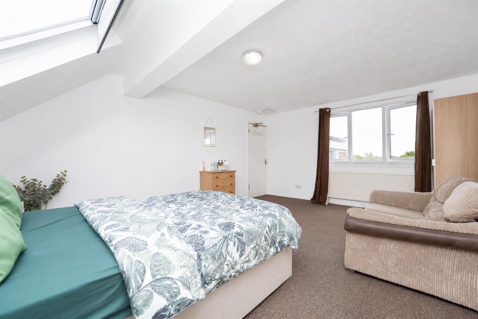 Flat Bathurst Walk in Richings Park