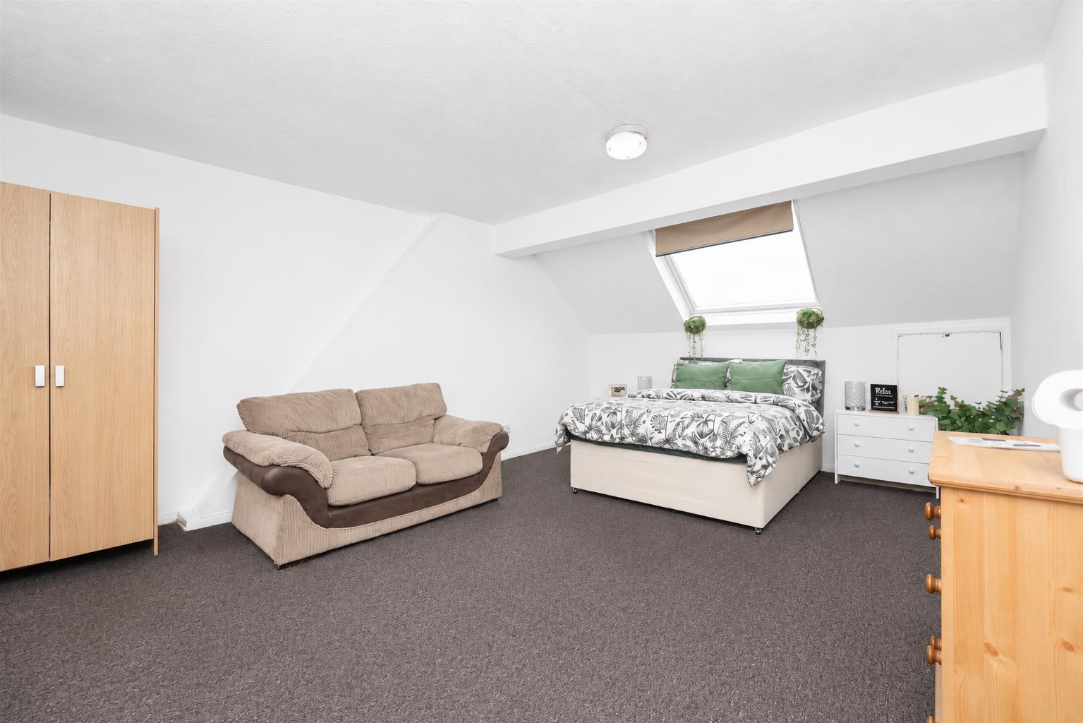 Flat Bathurst Walk in Richings Park