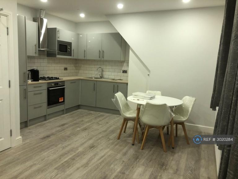Flat Rodborough Road in Greater London