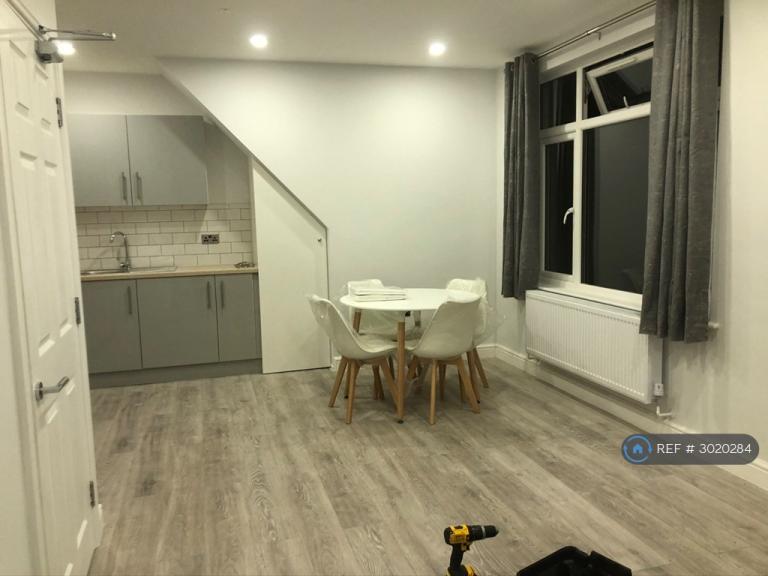 Flat Rodborough Road in Greater London
