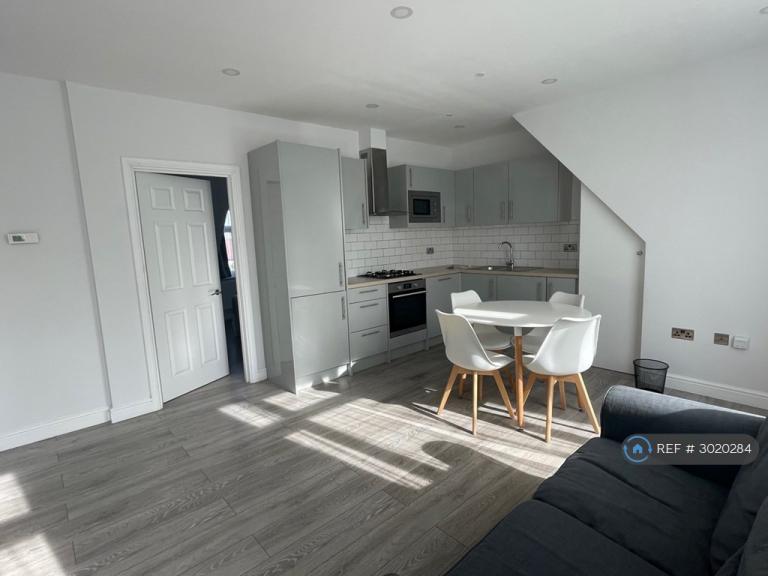 Flat Rodborough Road in Greater London