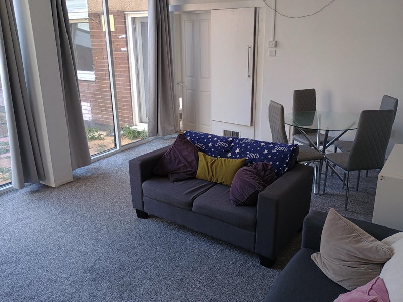 Room Clarence Avenue in Greater London