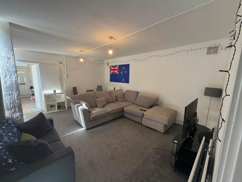 Room Clarence Avenue in Greater London