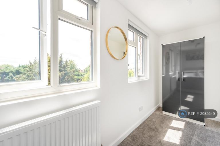 Room Tennyson Close in Greater London
