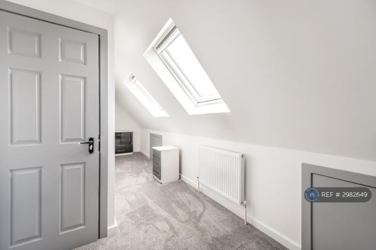 Room Tennyson Close in Greater London
