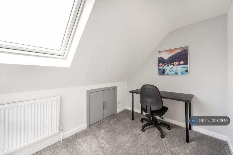 Room Tennyson Close in Greater London