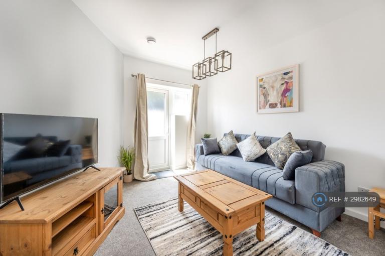 Room Tennyson Close in Greater London