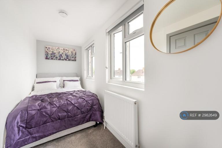 Room Tennyson Close in Greater London