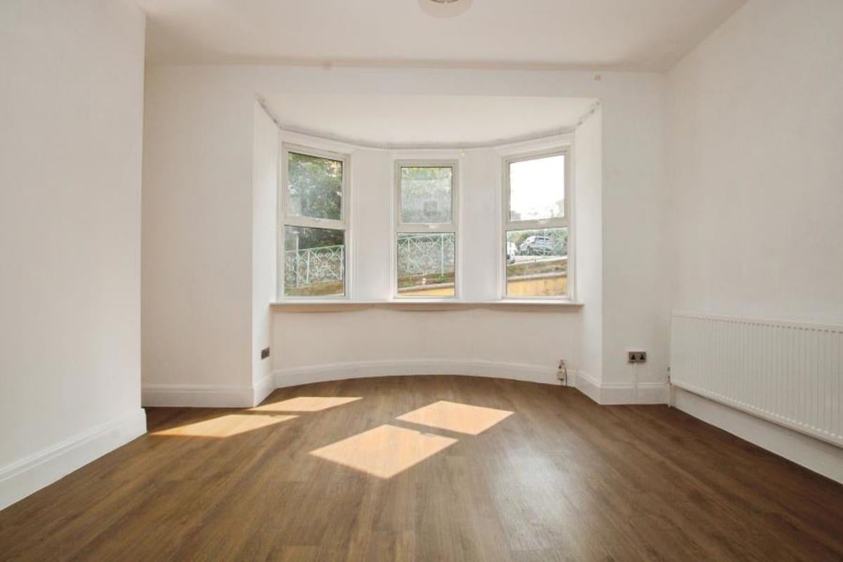 Flat Southfield Road in Bristol