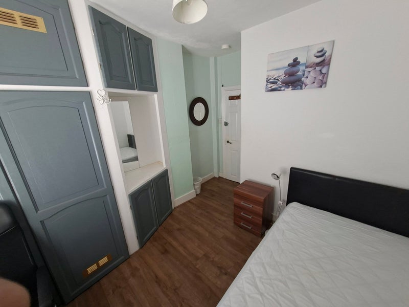 Room Wexham Road in Slough