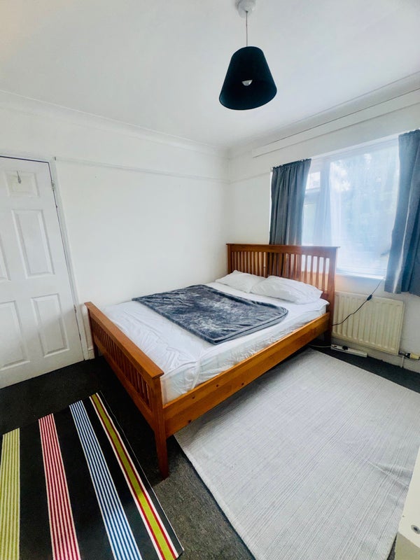 Room Overton Road in Greater London