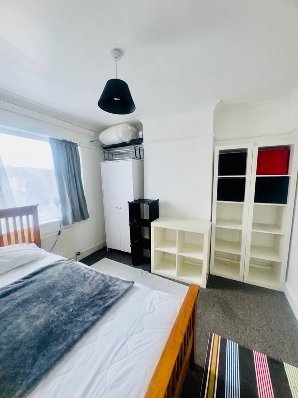 Room Overton Road in Greater London