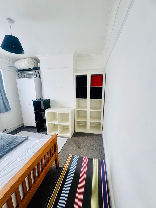 Room Overton Road in Greater London