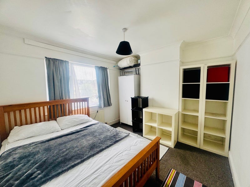 Room Overton Road in Greater London