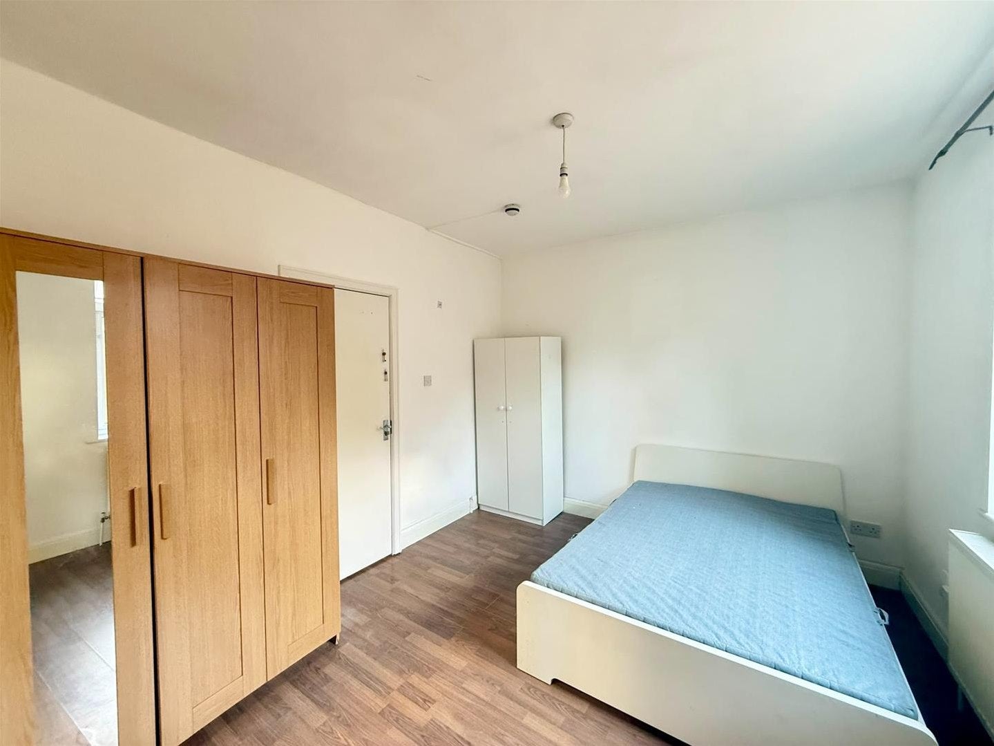 Room East Lane in Greater London