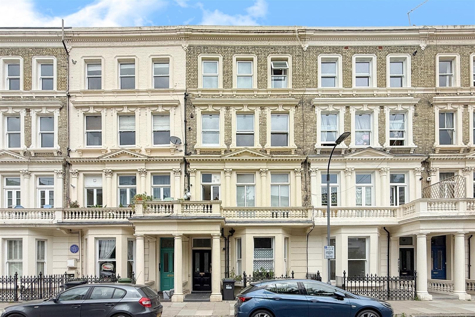 Flat Baron's Court Road in Greater London