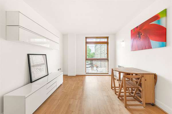 Flat Chalk Farm Road in Greater London