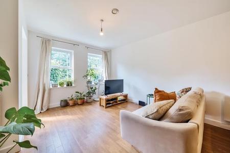 Flat Dyas Road in Borough of Spelthorne