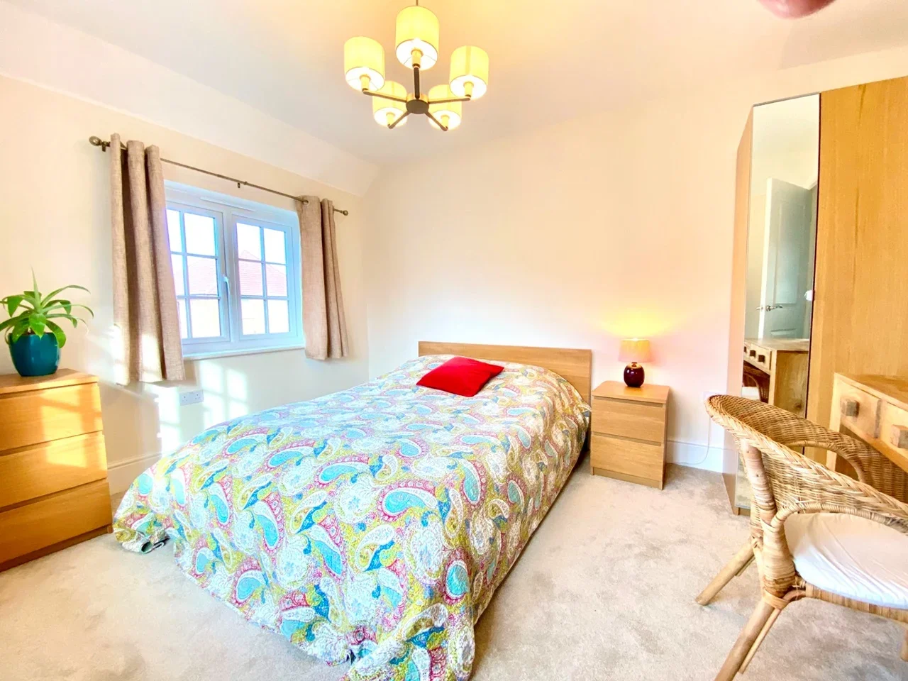 Room Ledwell Road in Caddington