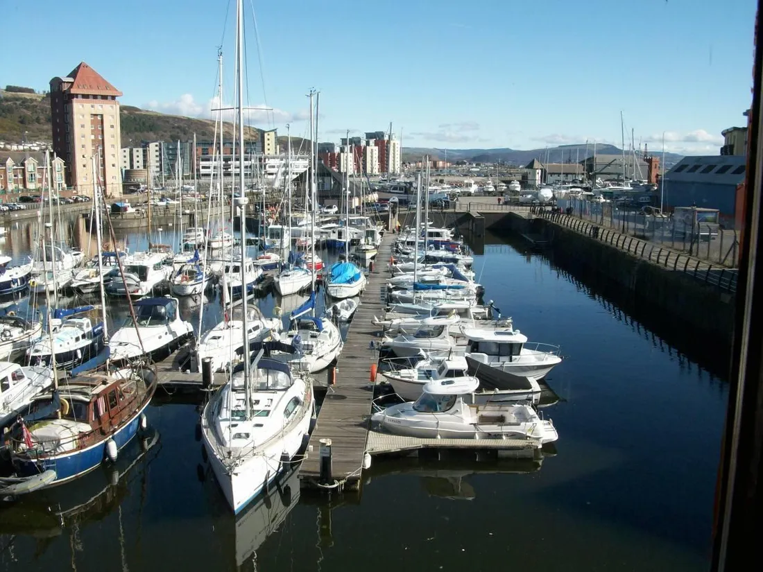 Flat Abernethy Quay in Swansea